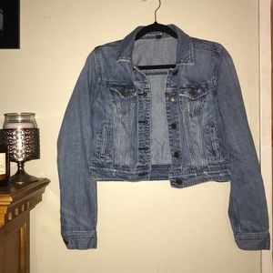 American Eagle cropped distressed denim jacket 😍